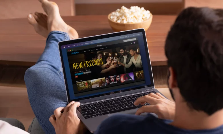 طالب يتعلم اللغة الإنجليزية من خلال مشاهدة فيلم على الحاسوب المحمول