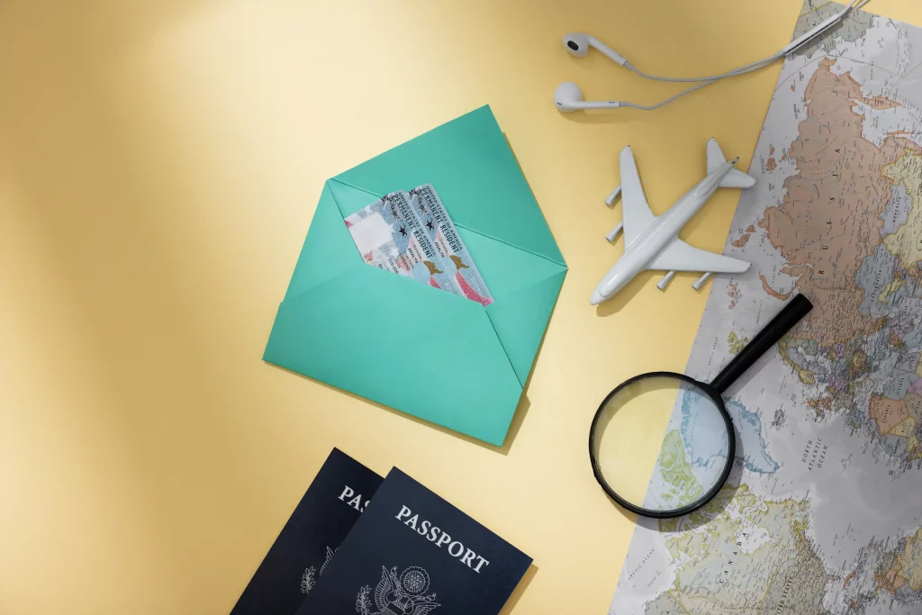 جواز سفر وتذكرة سفر مع مفردات السفر باللغة الإنجليزية