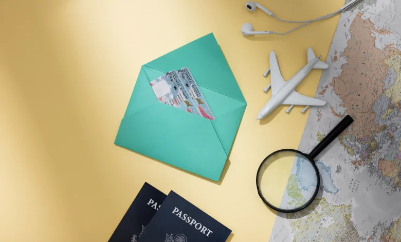 جواز سفر وتذكرة سفر مع مفردات السفر باللغة الإنجليزية